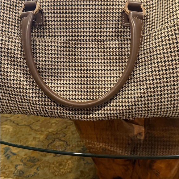 London Fog Cambridge II 16-Inch Classic Satchel in a houndstooth pattern. - Picture 3 of 5
